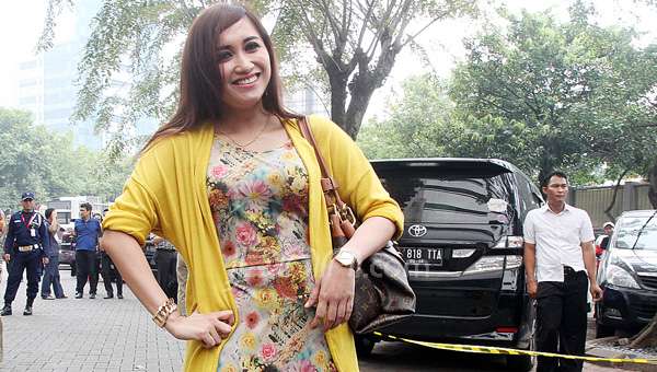 Septy Sanustika Lepas Jilbab, Fathanah Mendukung